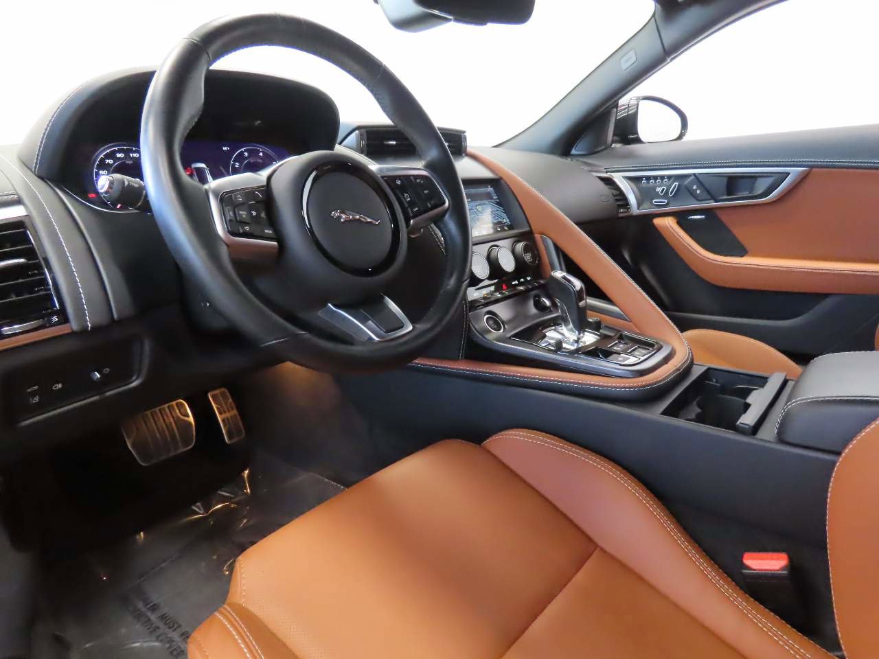 Used 2022 Jaguar F-TYPE R-Dynamic image 9