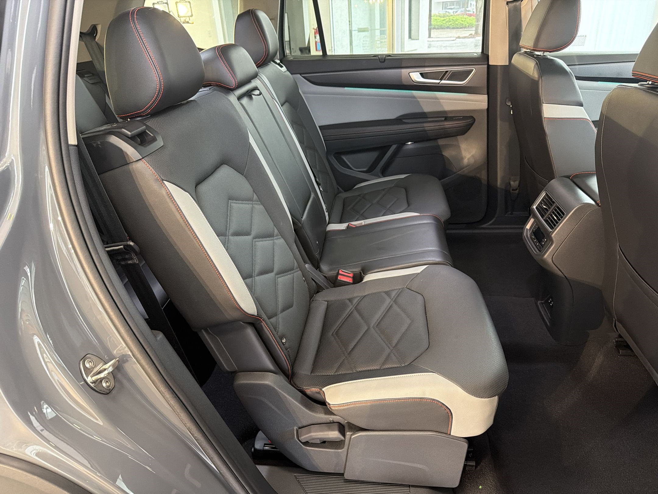 Used 2024 Volkswagen Atlas Peak Edition SEL AWD/4WD image 32