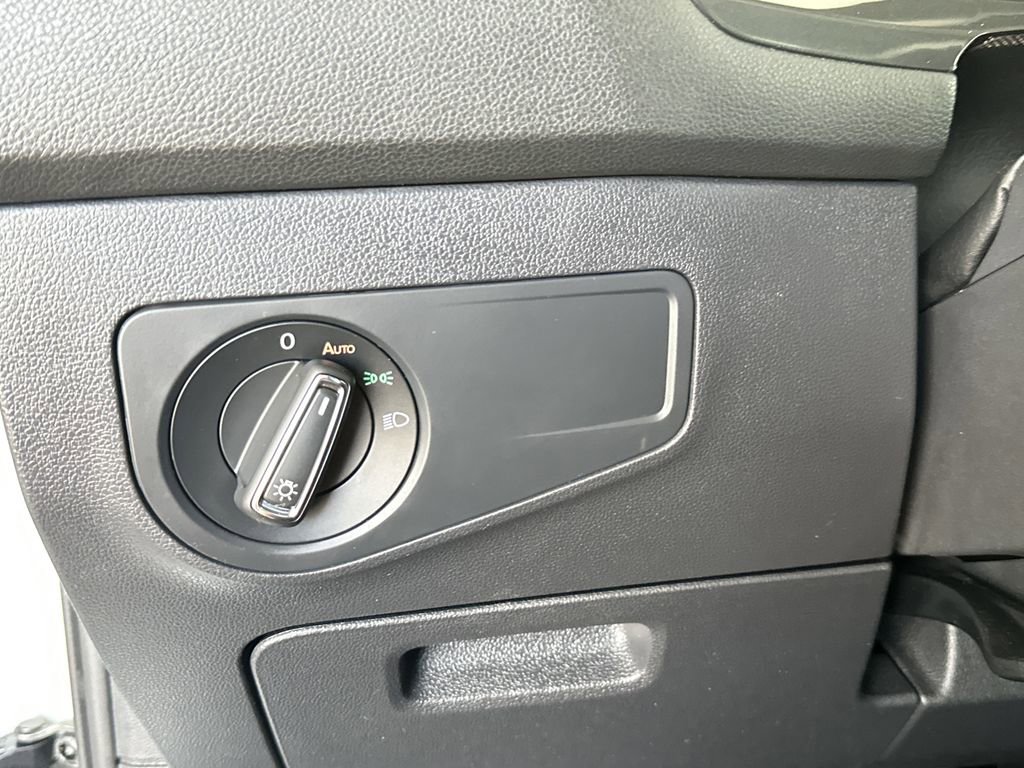 Used 2018 Volkswagen Tiguan SE image 17