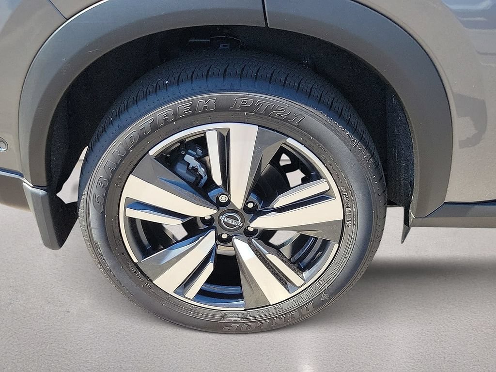 Used 2025 Nissan Rogue SL AWD/4WD image 7