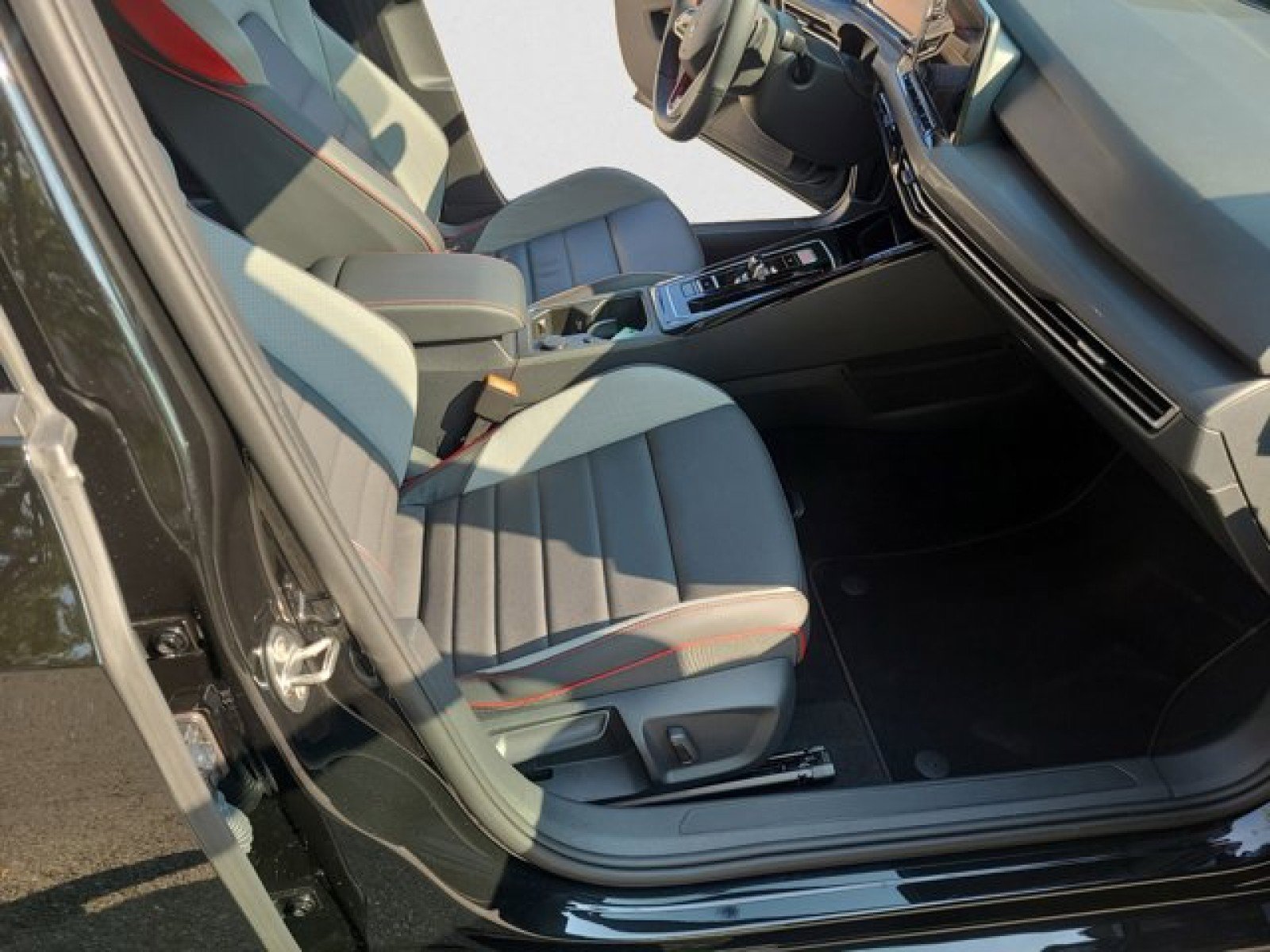 Used 2024 Volkswagen GTI SE image 21