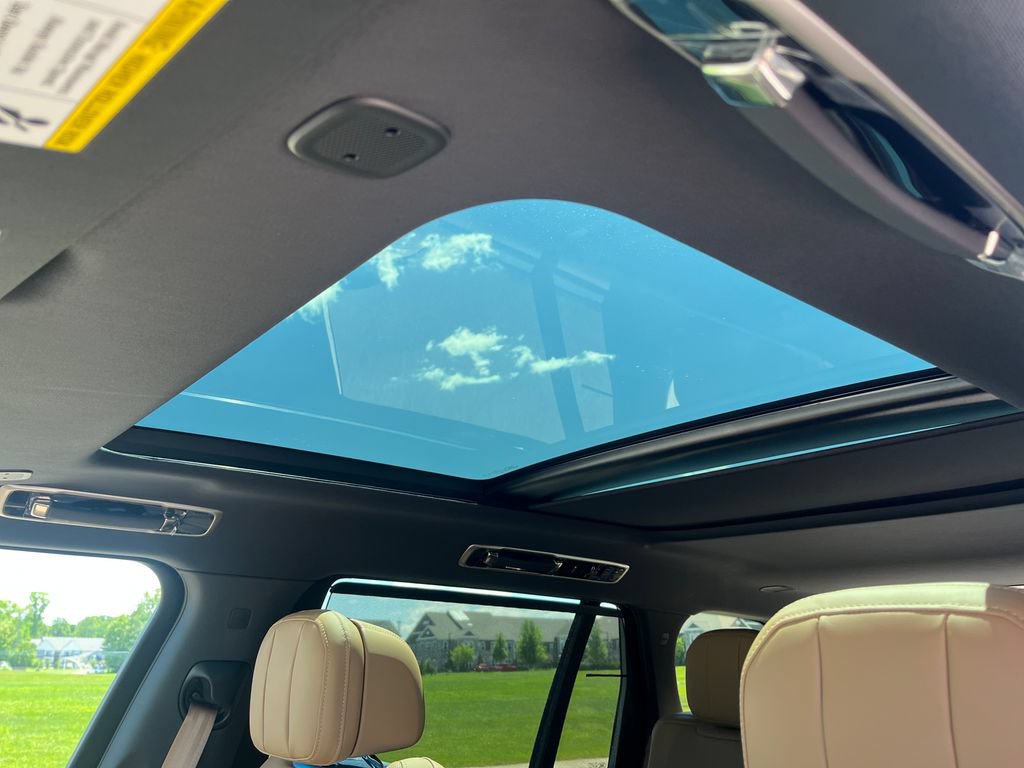 New 2026 Land Rover Range Rover Long Wheelbase SE AWD/4WD image 17