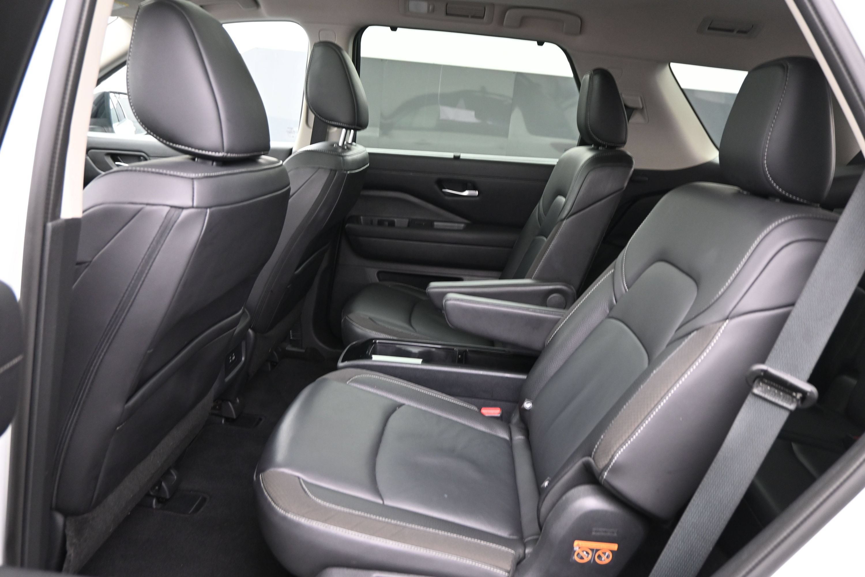 Used 2024 Nissan Pathfinder SL w/ SL Premium Package FWD image 17