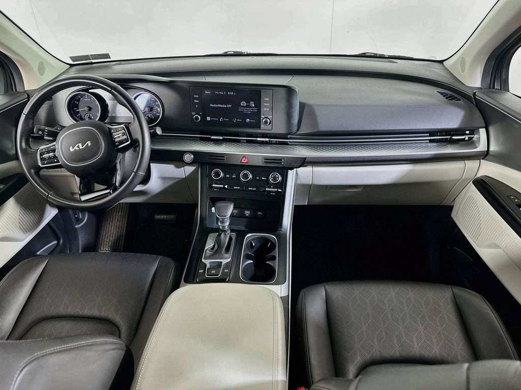Certified 2024 Kia Carnival LX FWD image 16