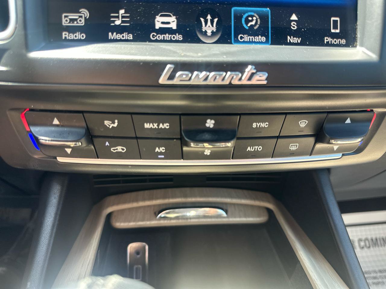 Used 2018 Maserati Levante GranLusso AWD/4WD image 11