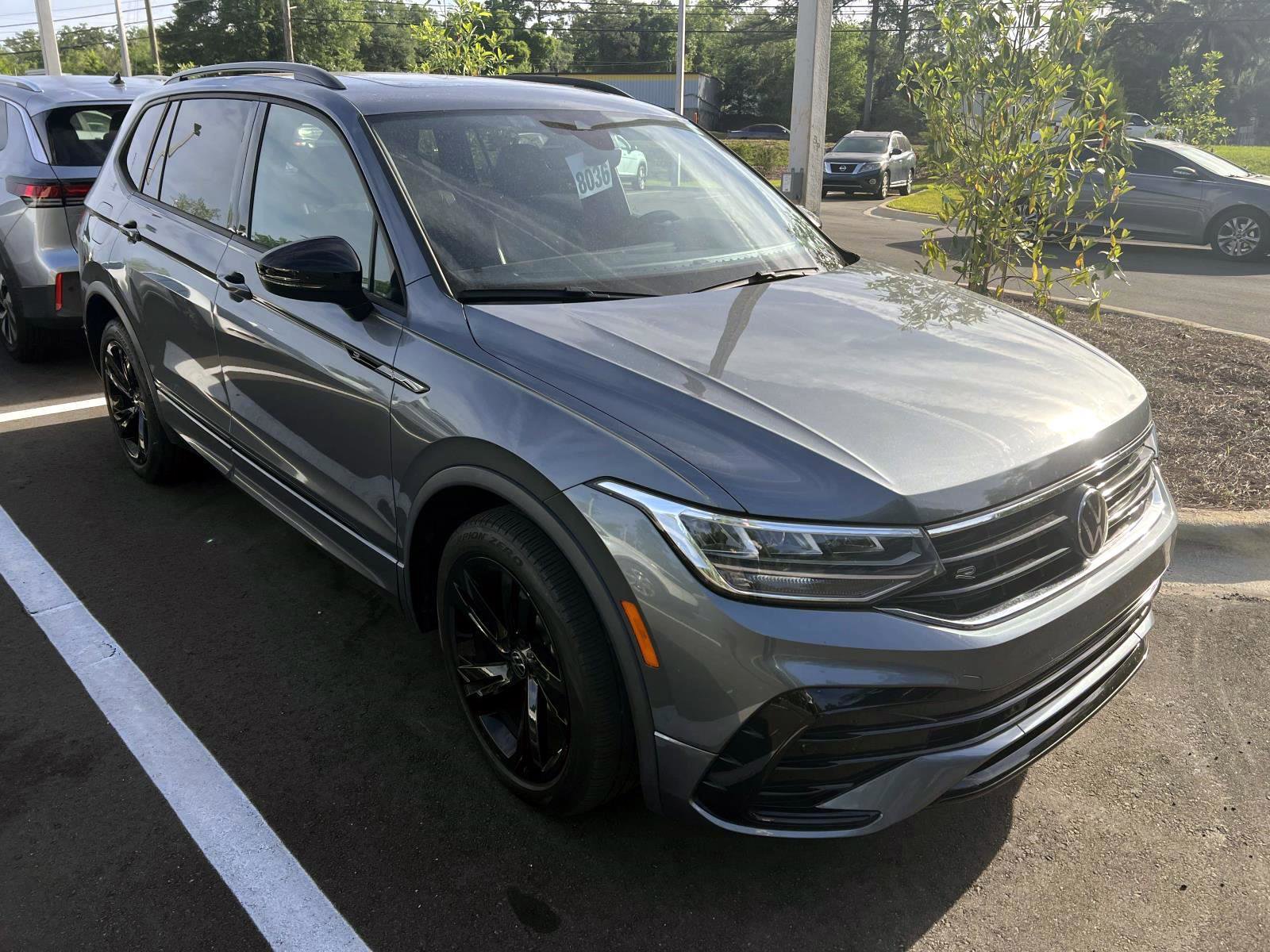 Used 2023 Volkswagen Tiguan SE R-Line image 2