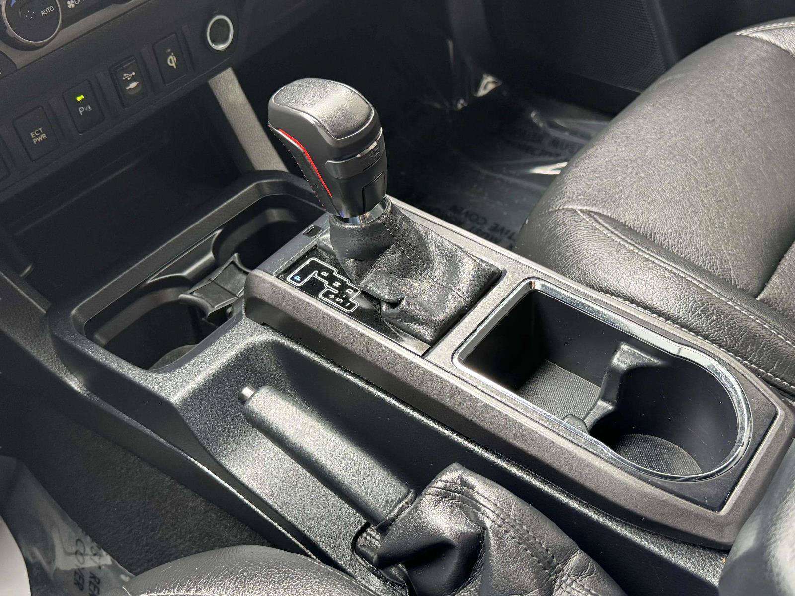 Used 2017 Toyota Tacoma TRD Off-Road w/ Premium & Technology Package AWD/4WD image 25