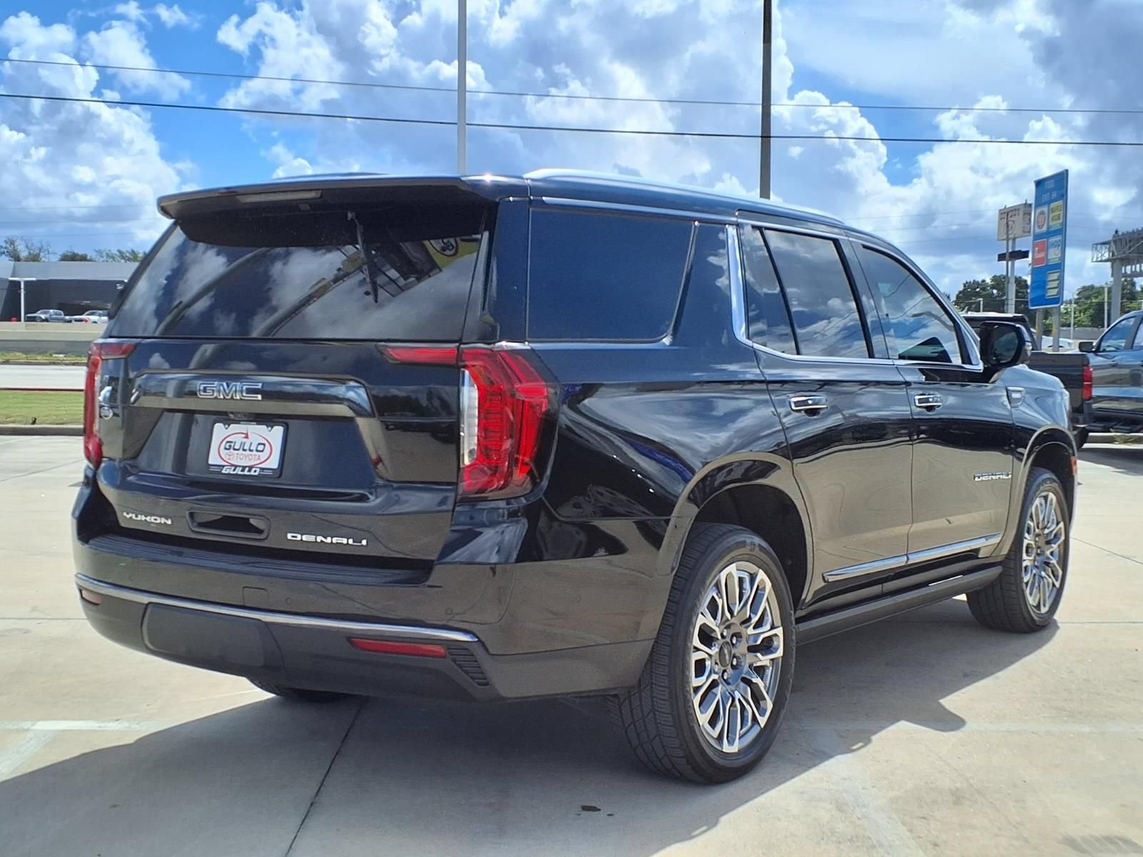 Used 2023 GMC Yukon Denali Ultimate AWD/4WD image 6