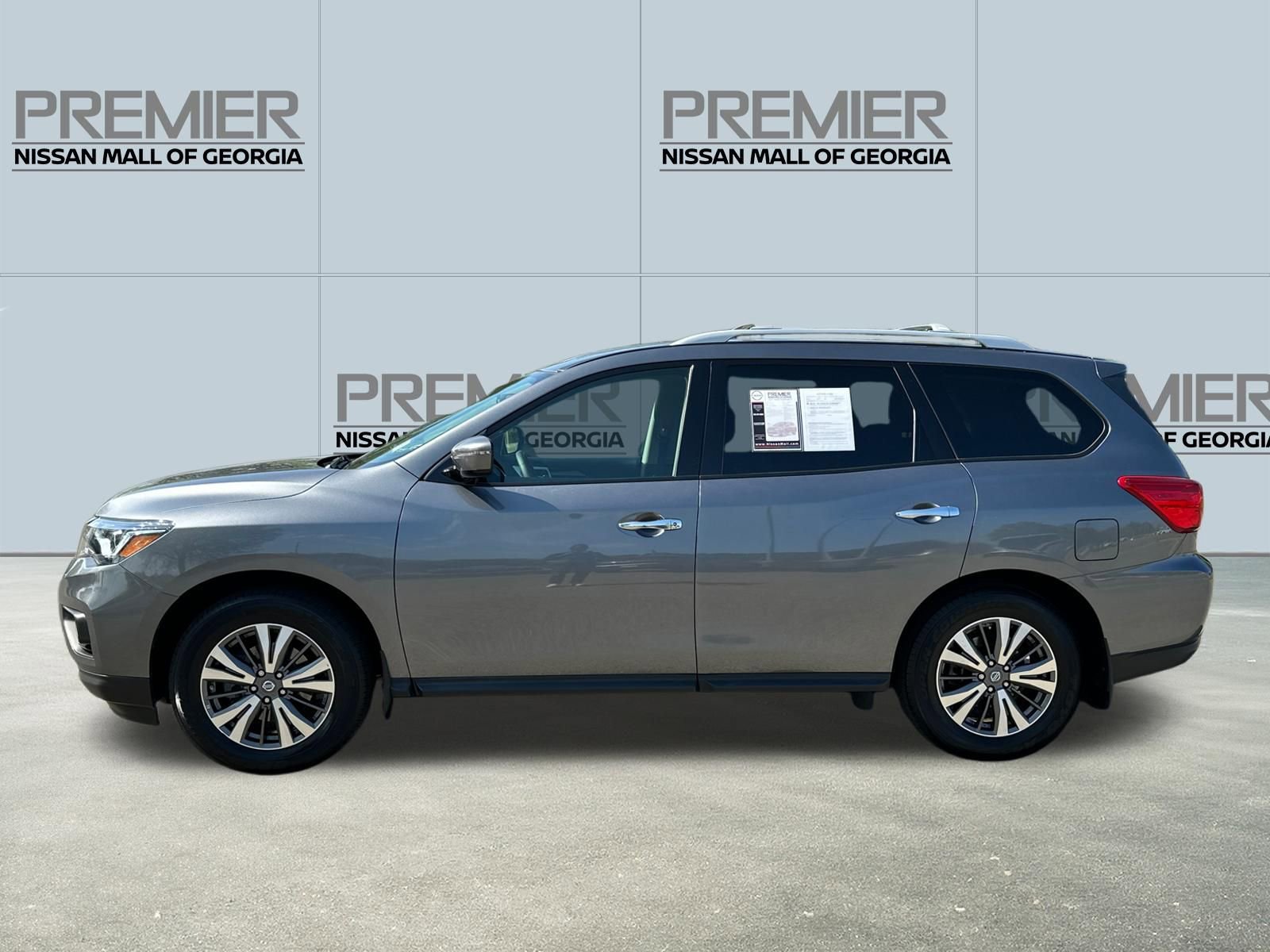 Used 2017 Nissan Pathfinder SV w/ SV Tech Package image 6