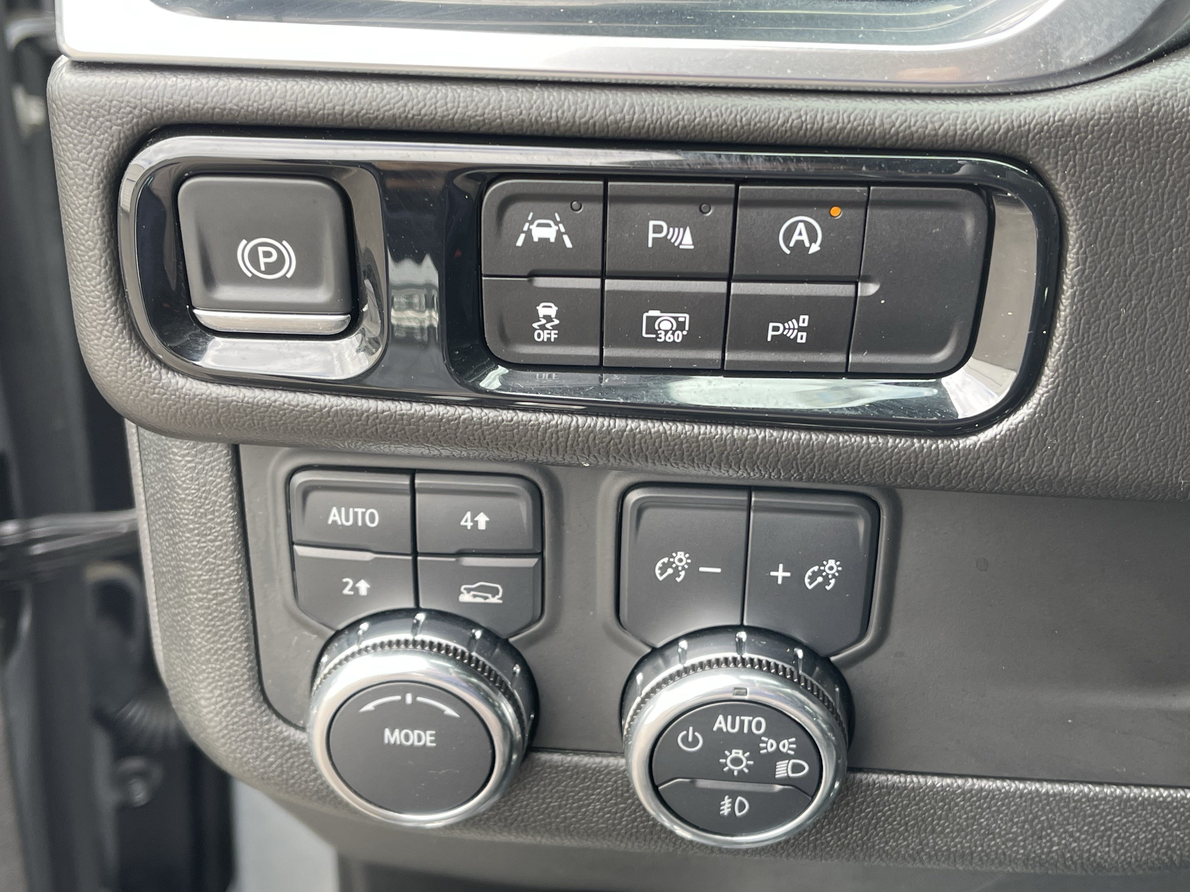 Used 2025 GMC Yukon XL Denali AWD/4WD image 22