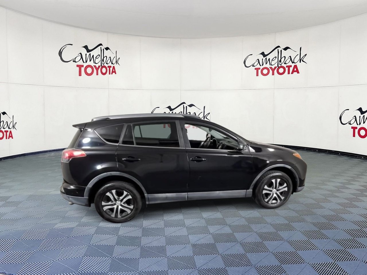 Used 2017 Toyota RAV4 LE FWD image 3