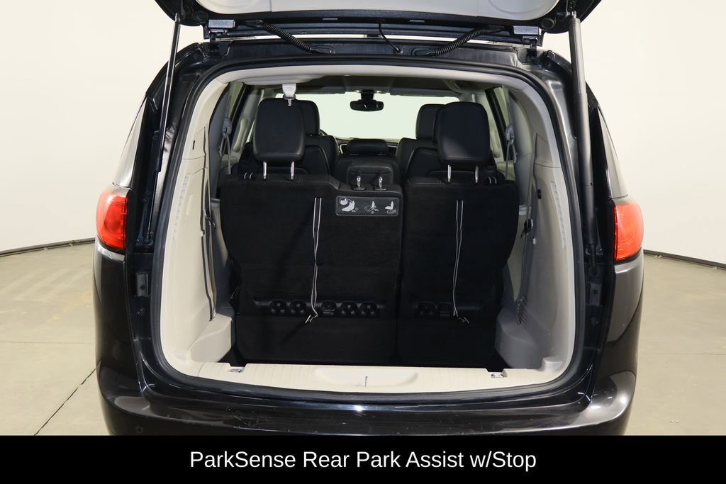 Used 2017 Chrysler Pacifica Touring-L w/ Tire & Wheel Group image 18