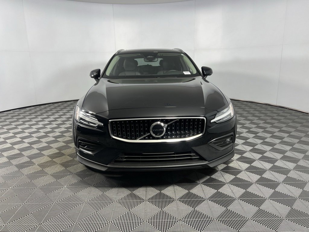 Used 2025 Volvo V60 B5 Cross Country Plus image 11
