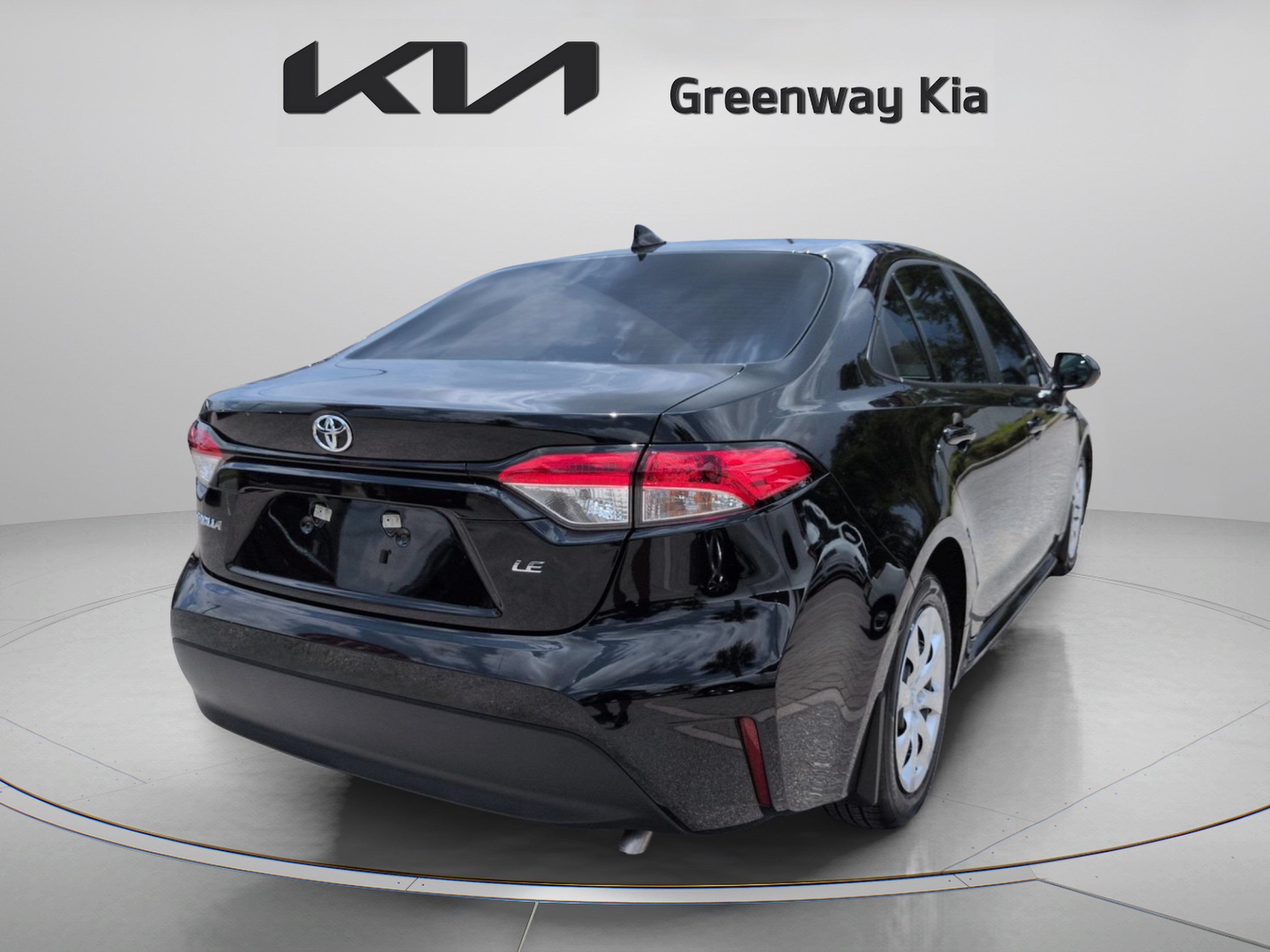 Used 2025 Toyota Corolla LE FWD image 5