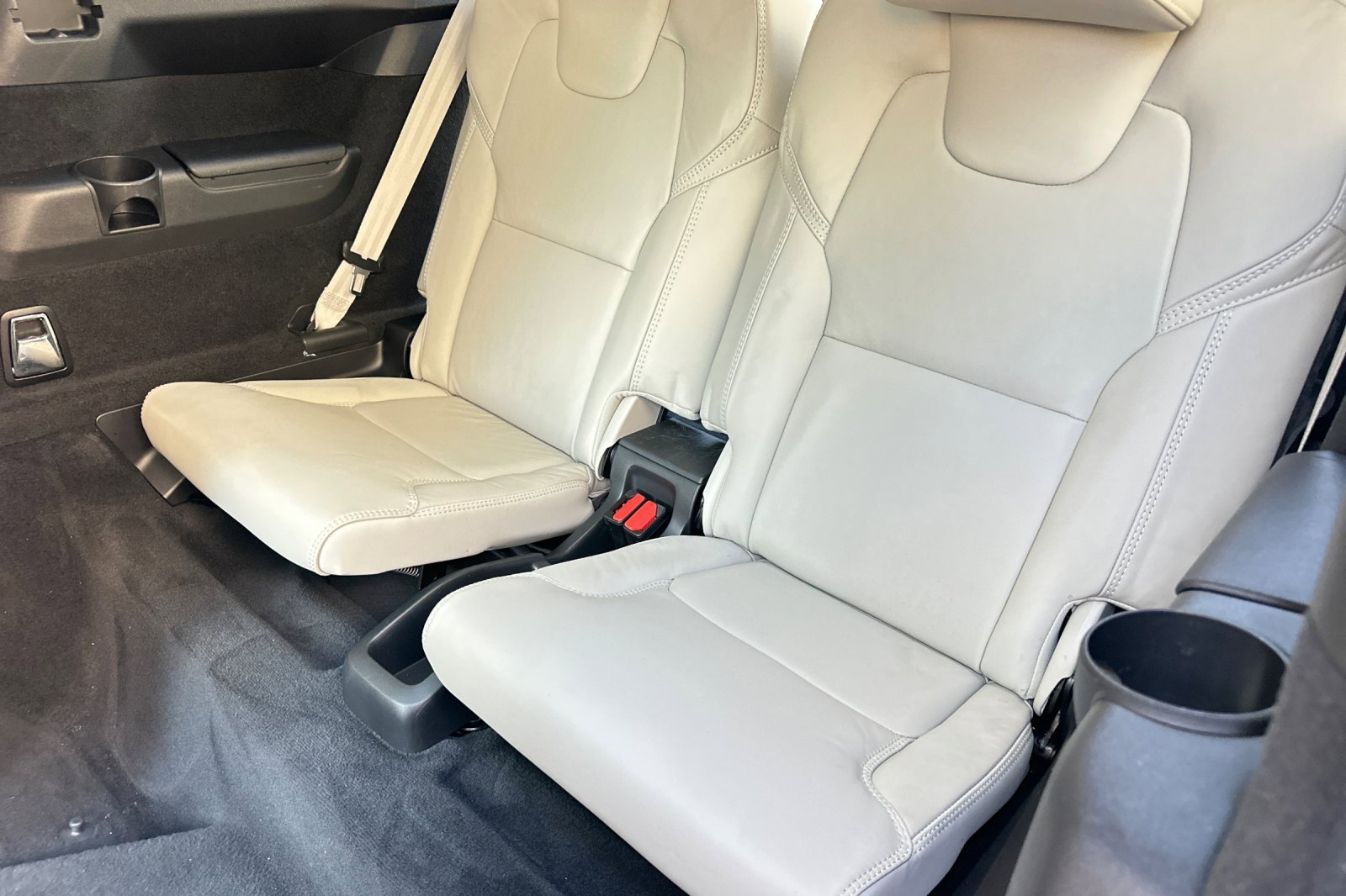 Used 2023 Volvo XC90 B6 Ultimate w/ Lounge Package image 16