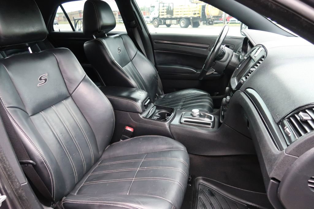 Used 2015 Chrysler 300 S RWD image 9
