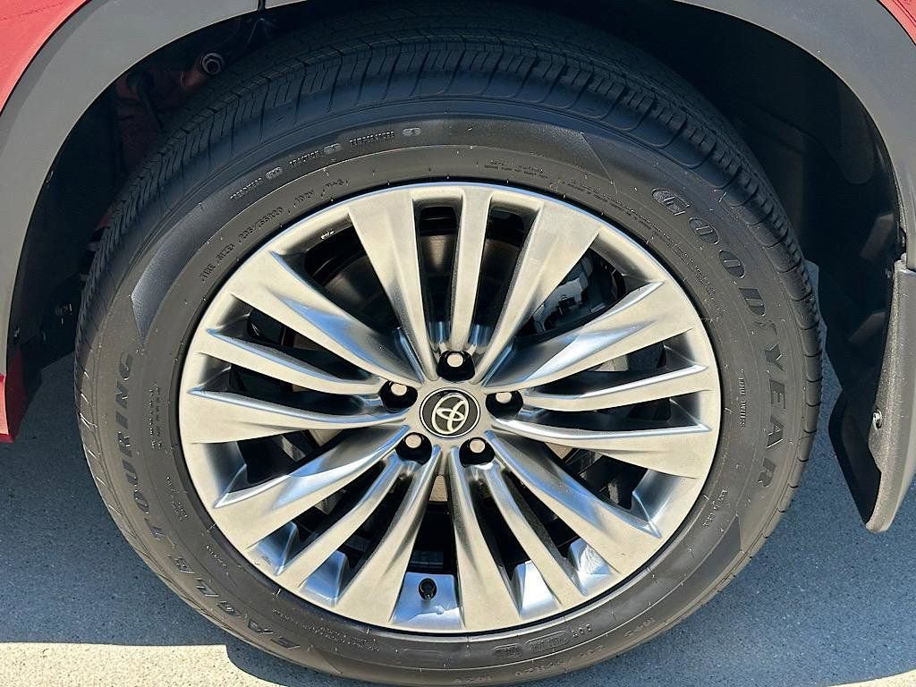 New 2026 Toyota Highlander Platinum AWD/4WD image 17