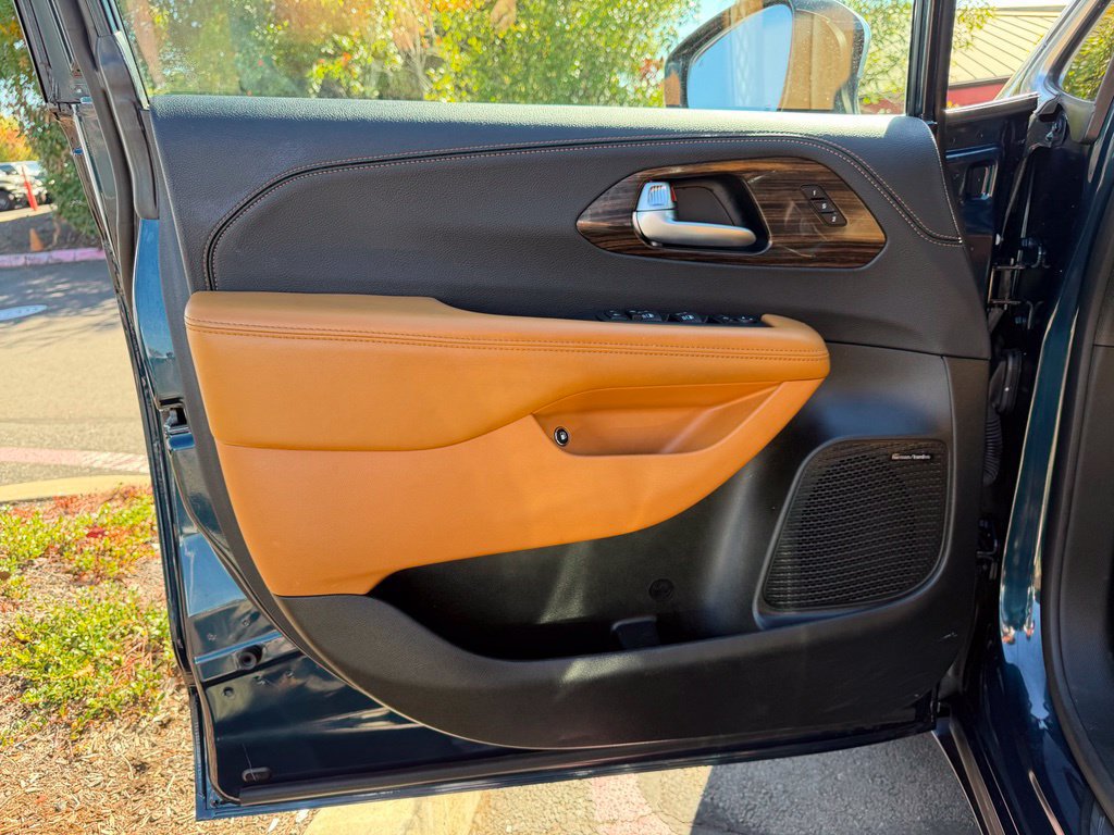 Used 2023 Chrysler Pacifica Pinnacle FWD image 11