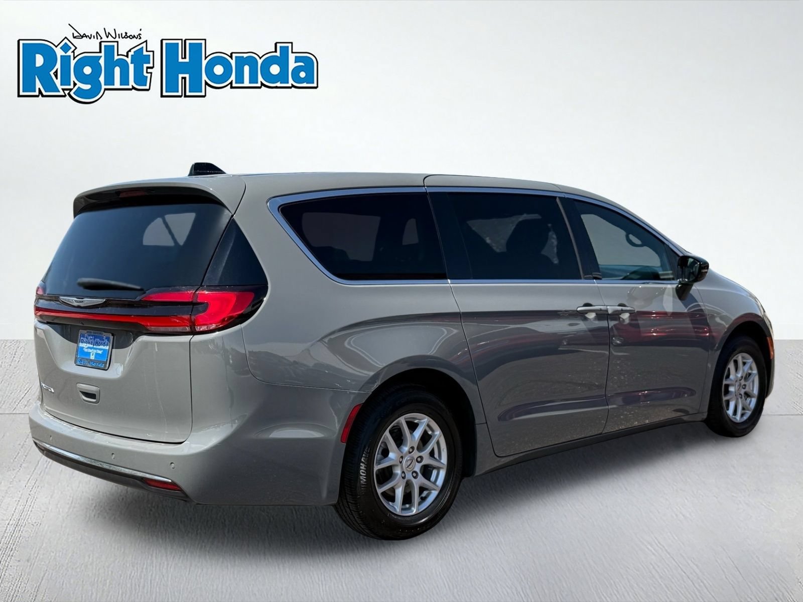 Used 2025 Chrysler Pacifica Select FWD image 8