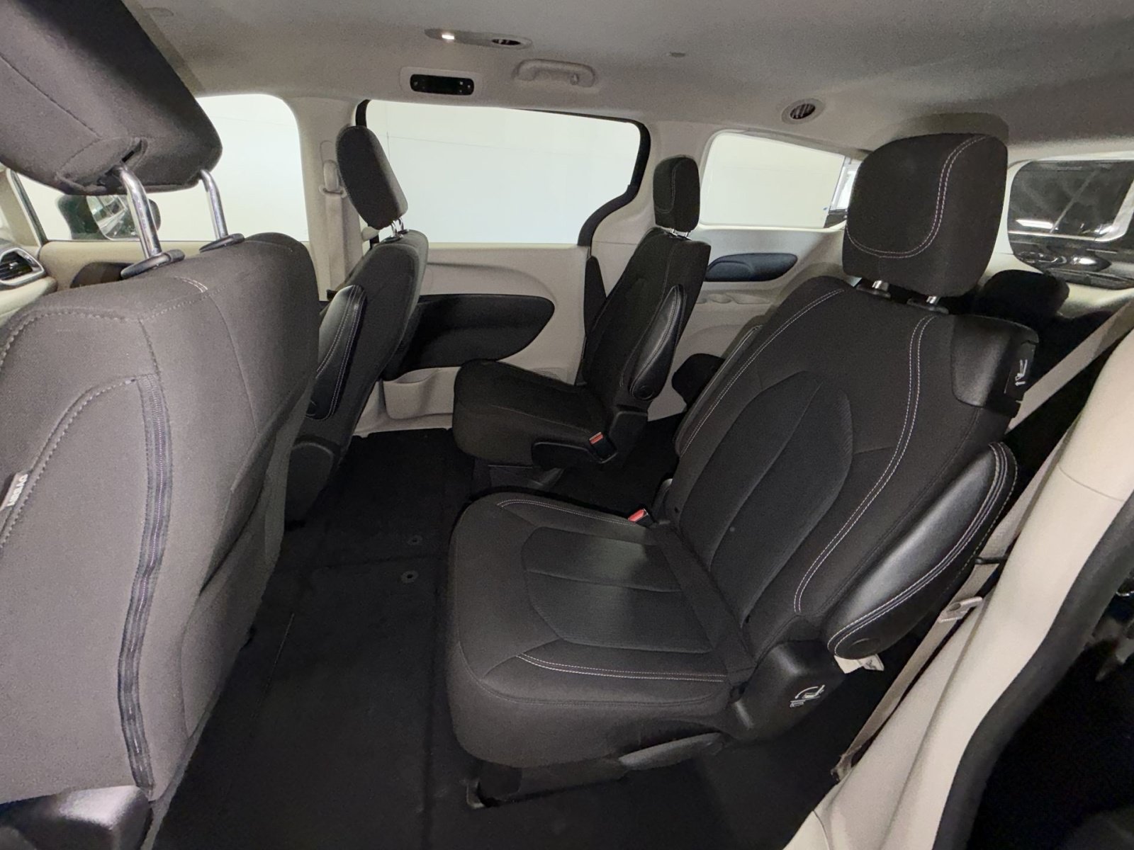 Used 2022 Chrysler Voyager LX FWD image 23