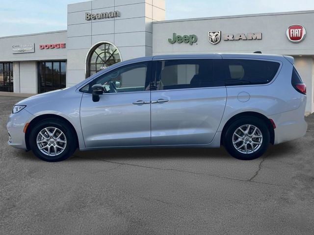 Used 2024 Chrysler Pacifica Touring-L image 4