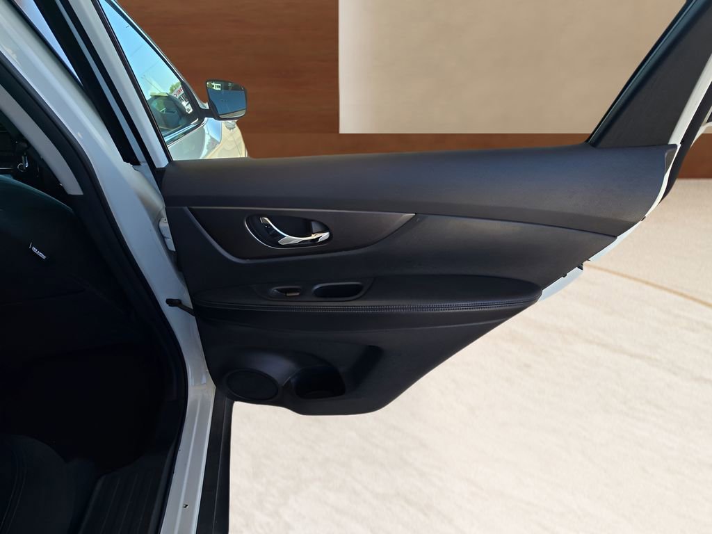 Used 2016 Nissan Rogue S image 32