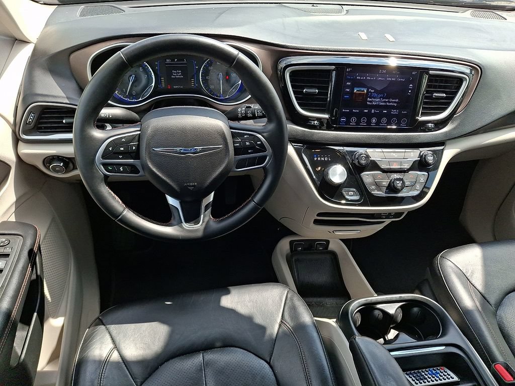 Used 2018 Chrysler Pacifica Touring-L FWD image 2