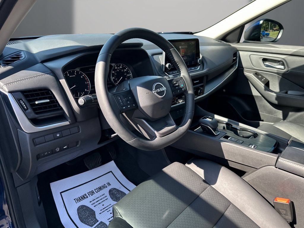 Used 2025 Nissan Rogue SV w/ SV Premium Package FWD image 14