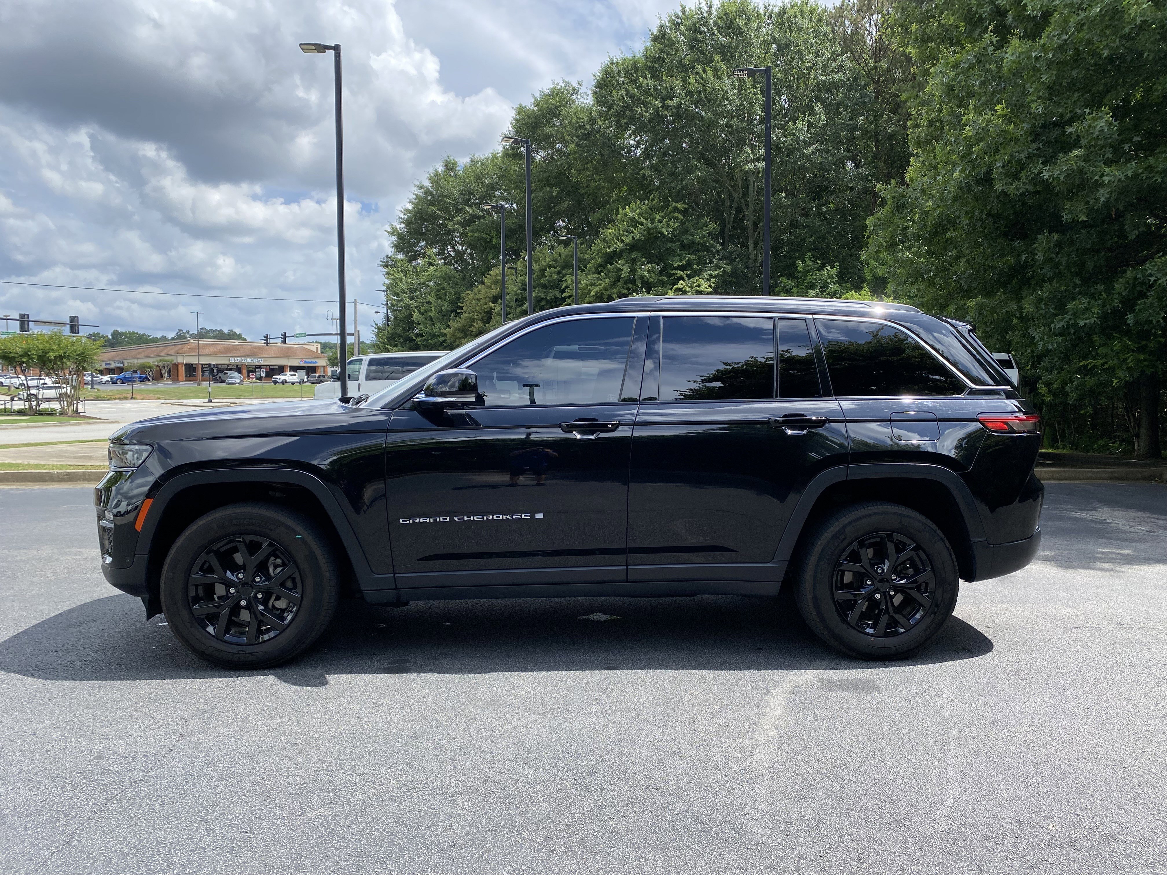 Used 2023 Jeep Grand Cherokee Limited w/ Luxury Tech Group II AWD/4WD image 6