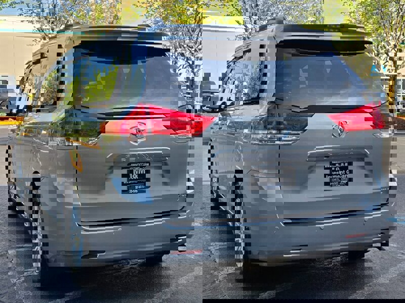 Used 2014 Toyota Sienna XLE image 7
