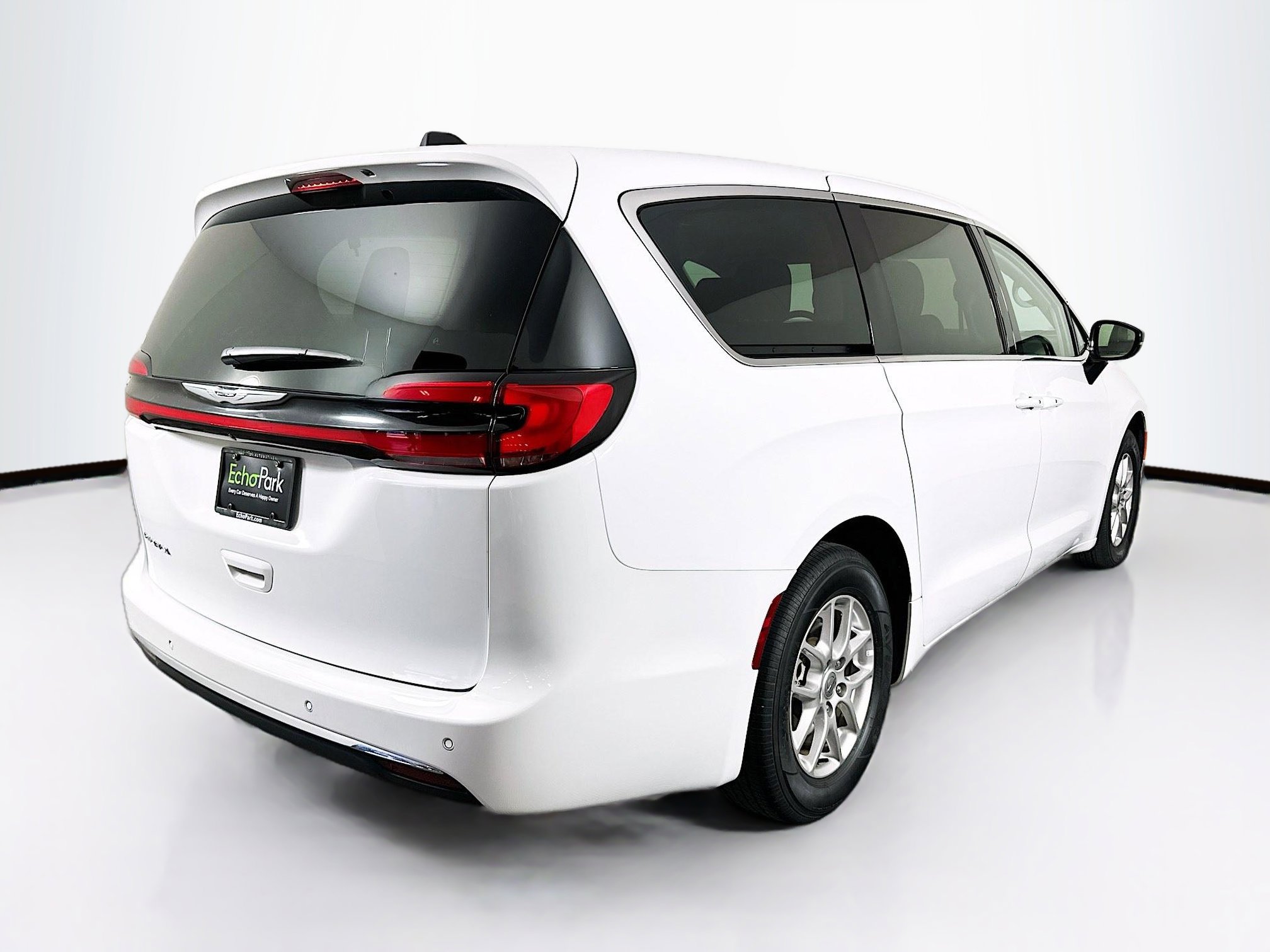 Used 2024 Chrysler Pacifica Touring-L FWD image 9