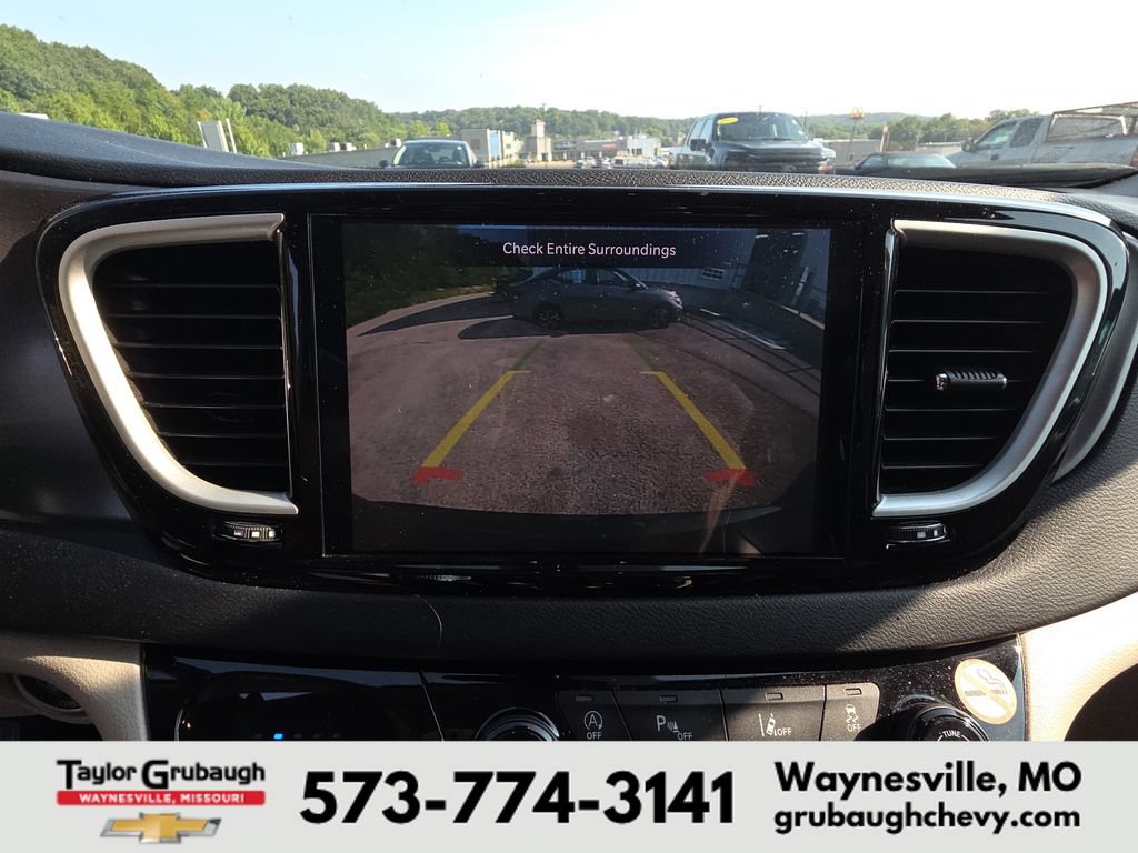 Used 2023 Chrysler Pacifica Touring-L FWD image 11