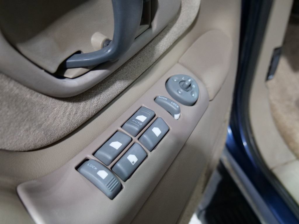 Used 1999 GMC Suburban 4WD w/ Marketing Opt Pkg 3 image 17