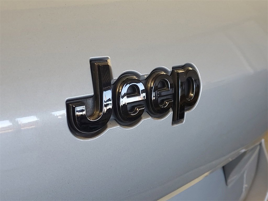 Used 2023 Jeep Grand Cherokee L Laredo image 7