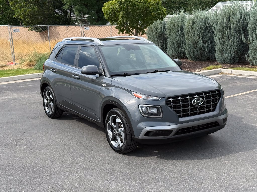 Used 2023 Hyundai Venue SEL w/ Cargo Package FWD image 2