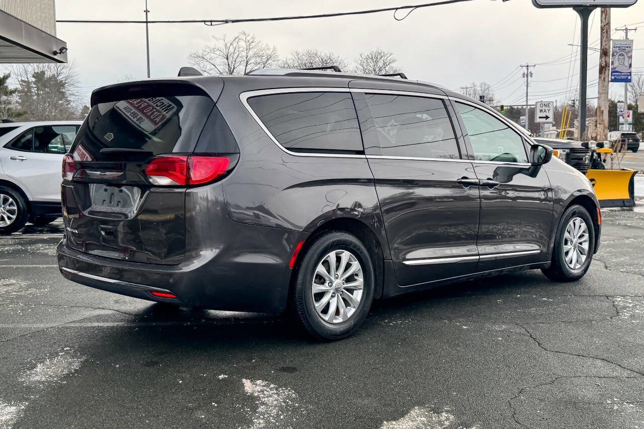 Used 2019 Chrysler Pacifica Touring-L image 4
