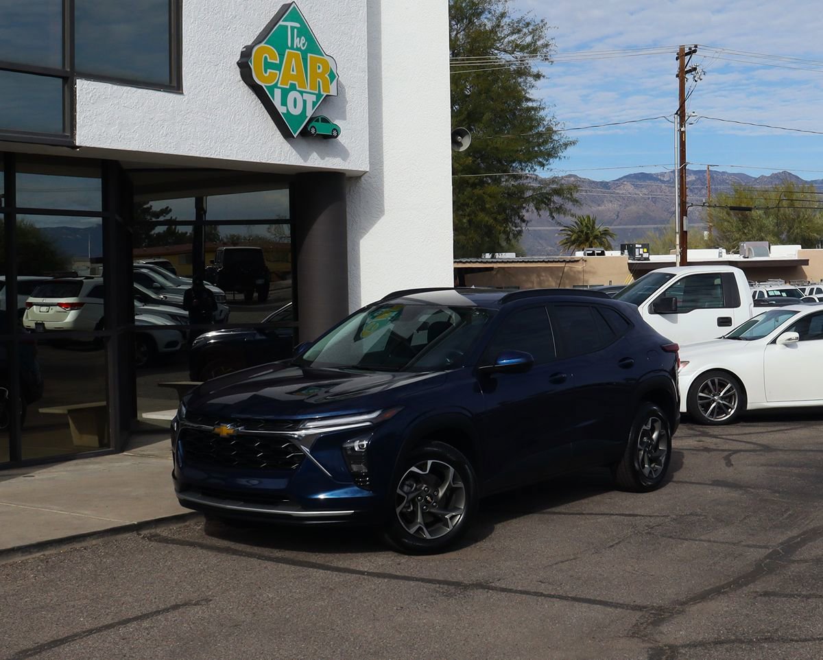 Used 2024 Chevrolet Trax LT w/ Driver Confidence Package FWD image 2