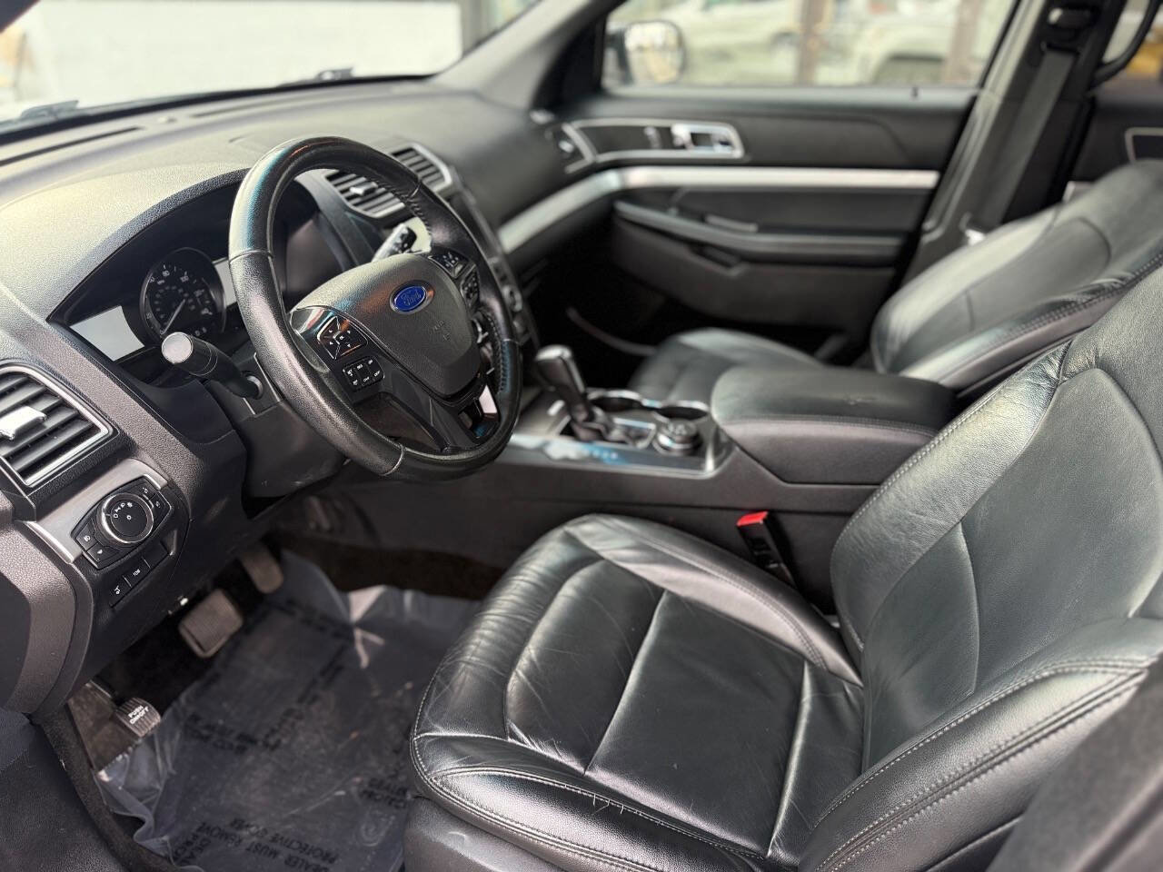 Used 2017 Ford Explorer XLT w/ Equipment Group 202A image 9