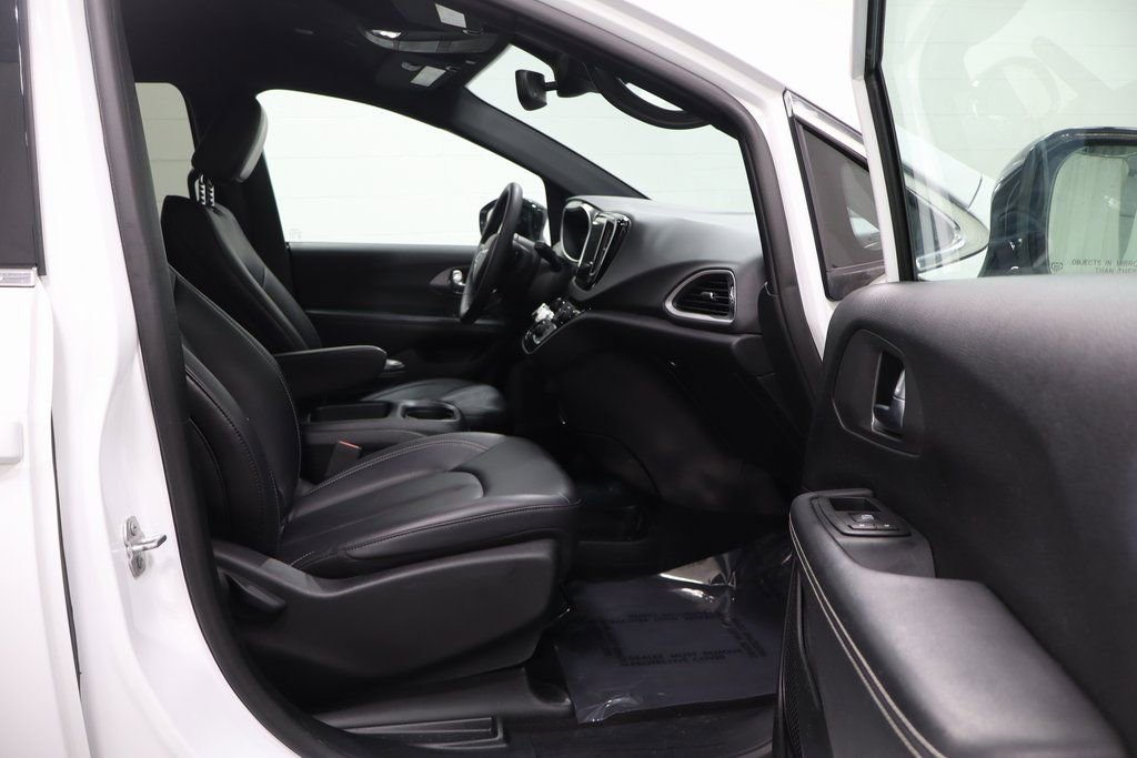 Used 2025 Chrysler Pacifica Select image 16