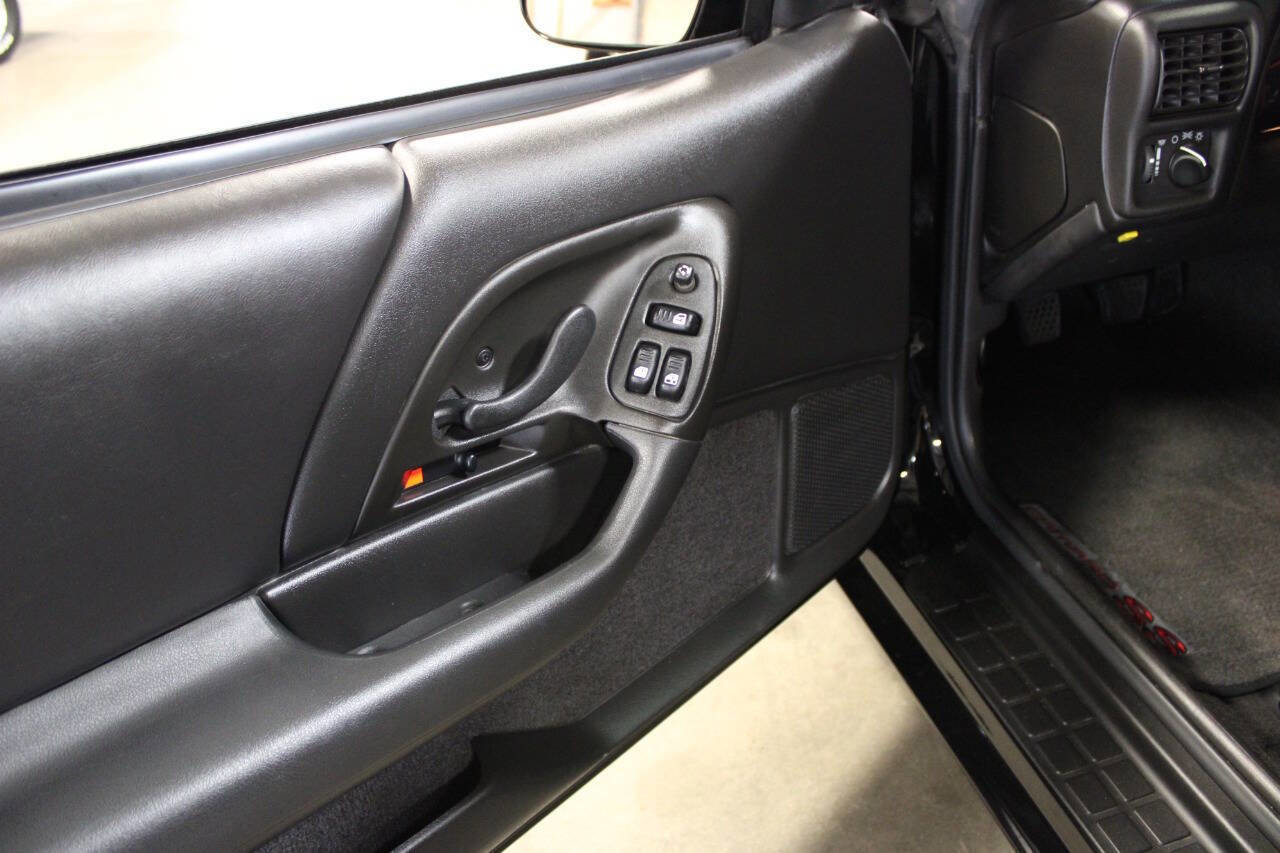 Used 2000 Chevrolet Camaro Z28 w/ SS Performance/Appearance Pkg image 33