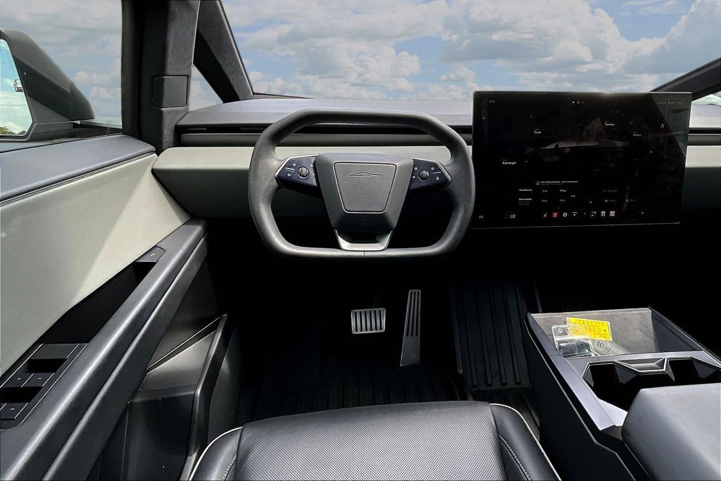 Used 2024 Tesla Cybertruck AWD Crew Cab image 9