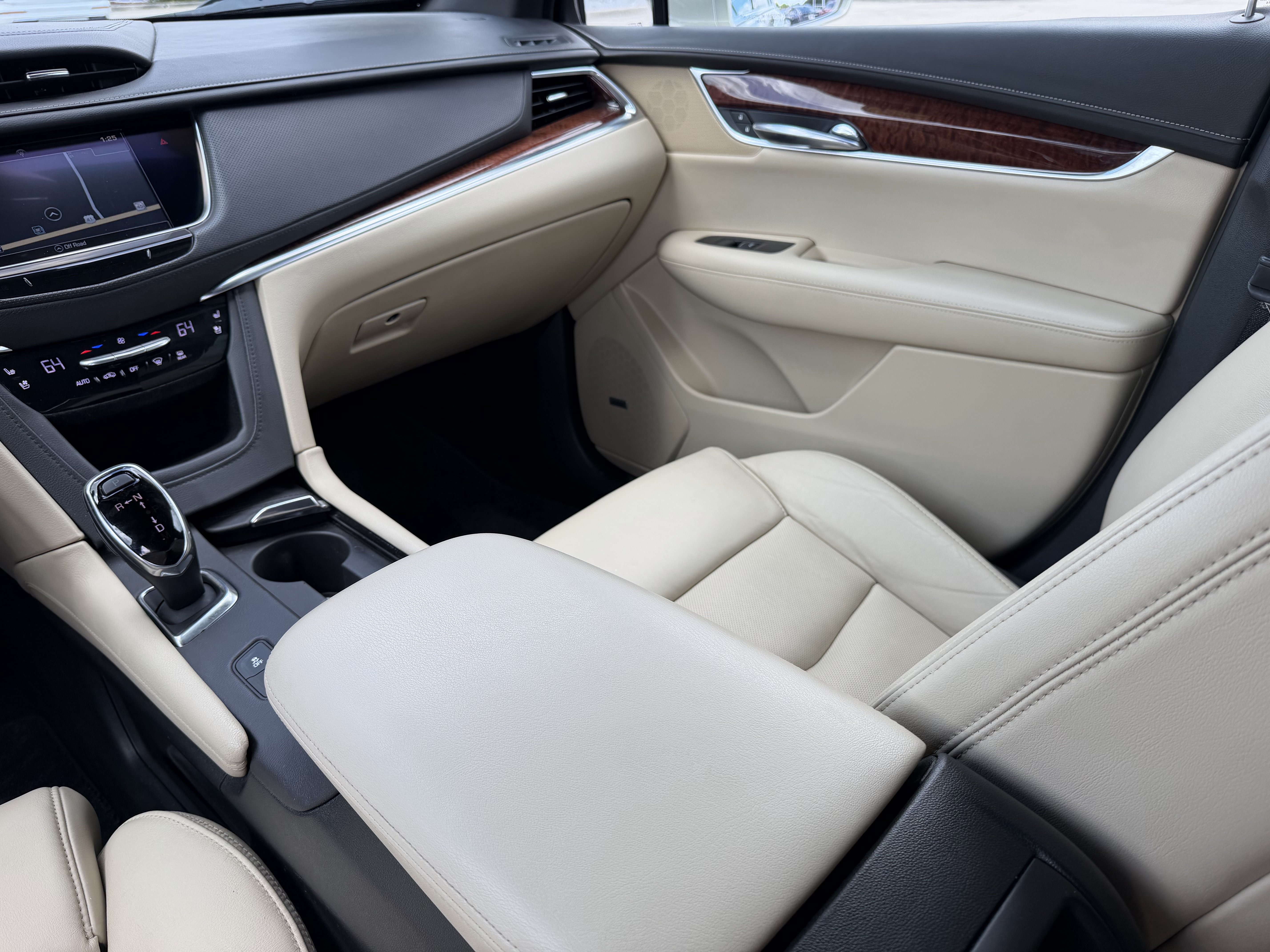Used 2017 Cadillac XT5 Premium Luxury FWD image 17