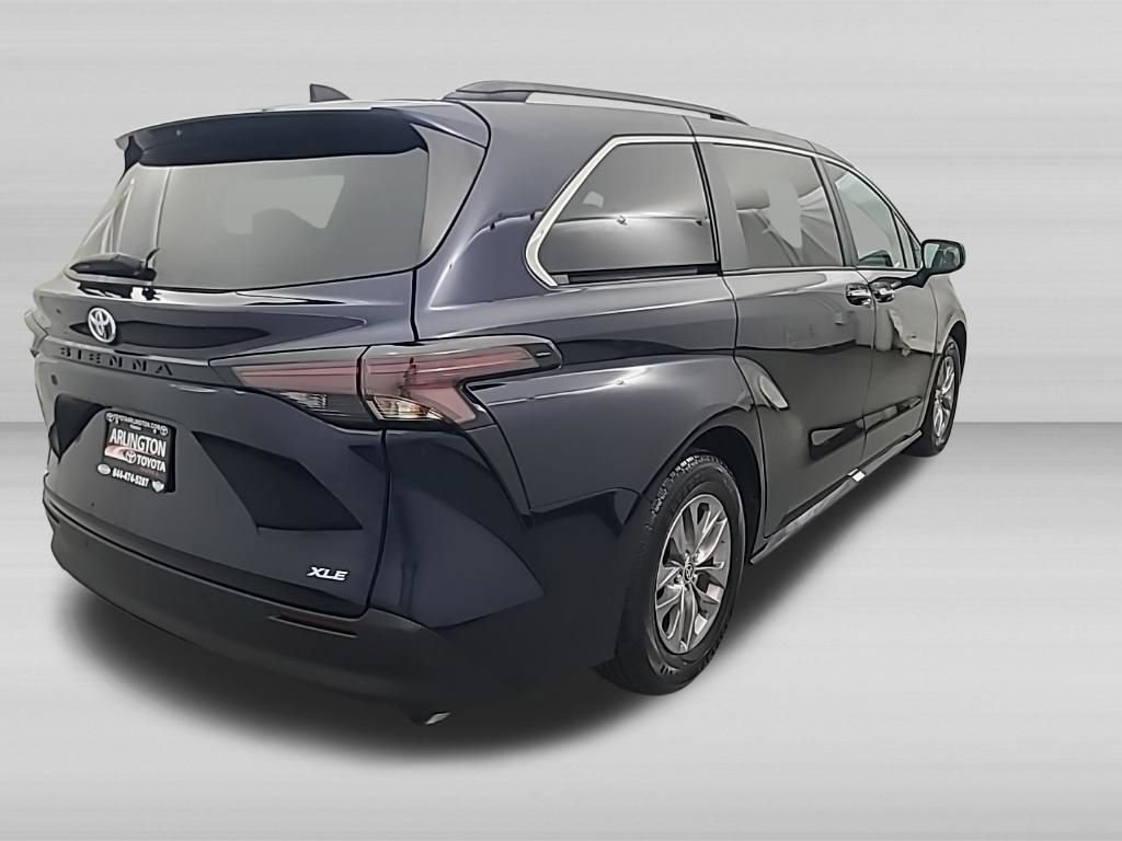 Used 2025 Toyota Sienna XLE FWD image 5