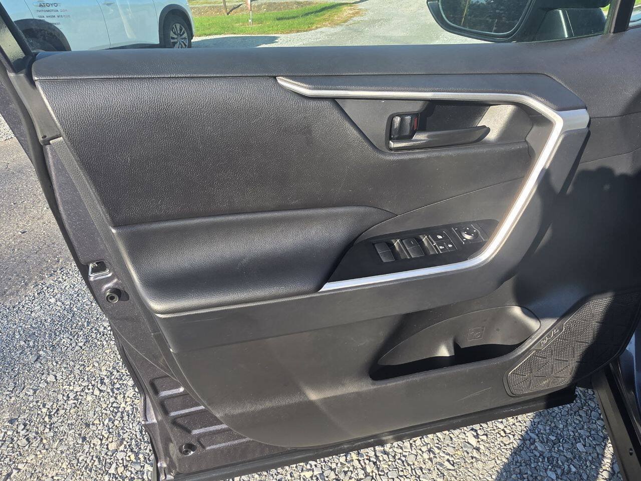 Used 2025 Toyota RAV4 LE AWD/4WD image 7