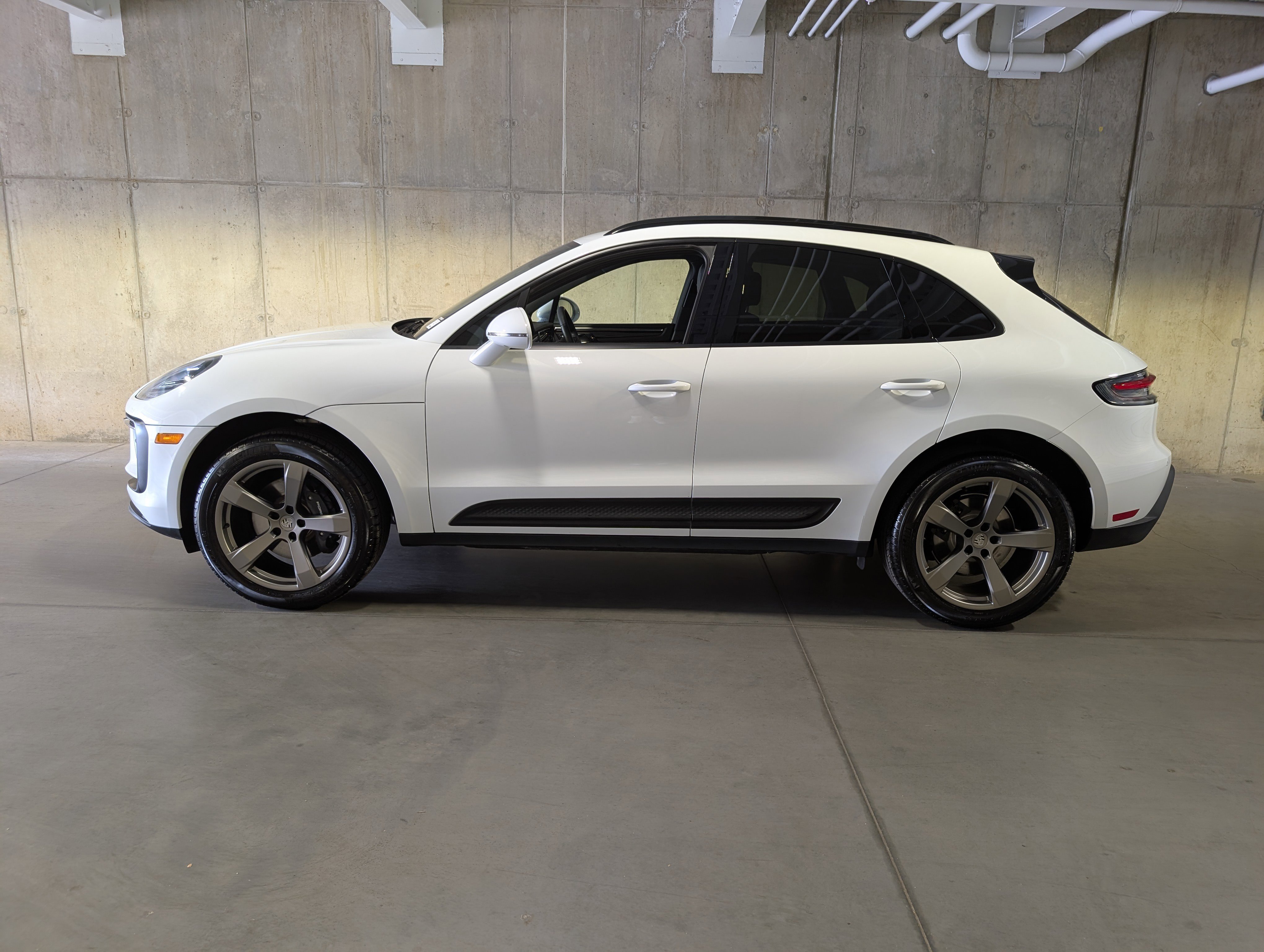 Certified 2025 Porsche Macan image 2