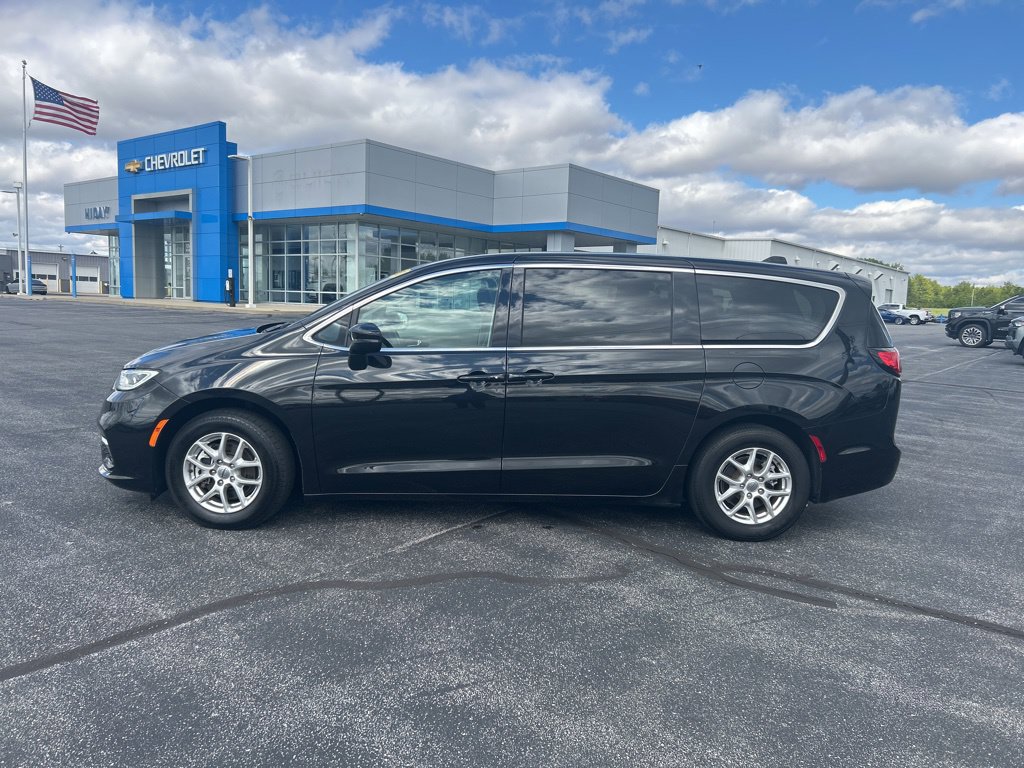 Used 2023 Chrysler Pacifica Touring-L FWD image 6