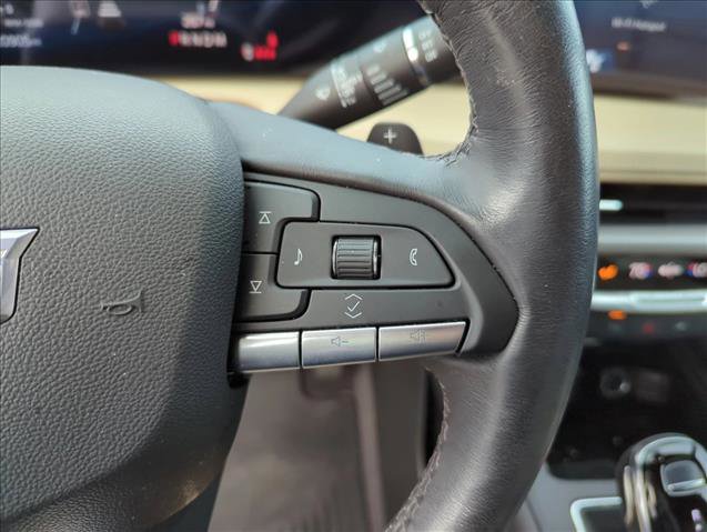 Used 2024 Cadillac XT4 Premium Luxury image 16