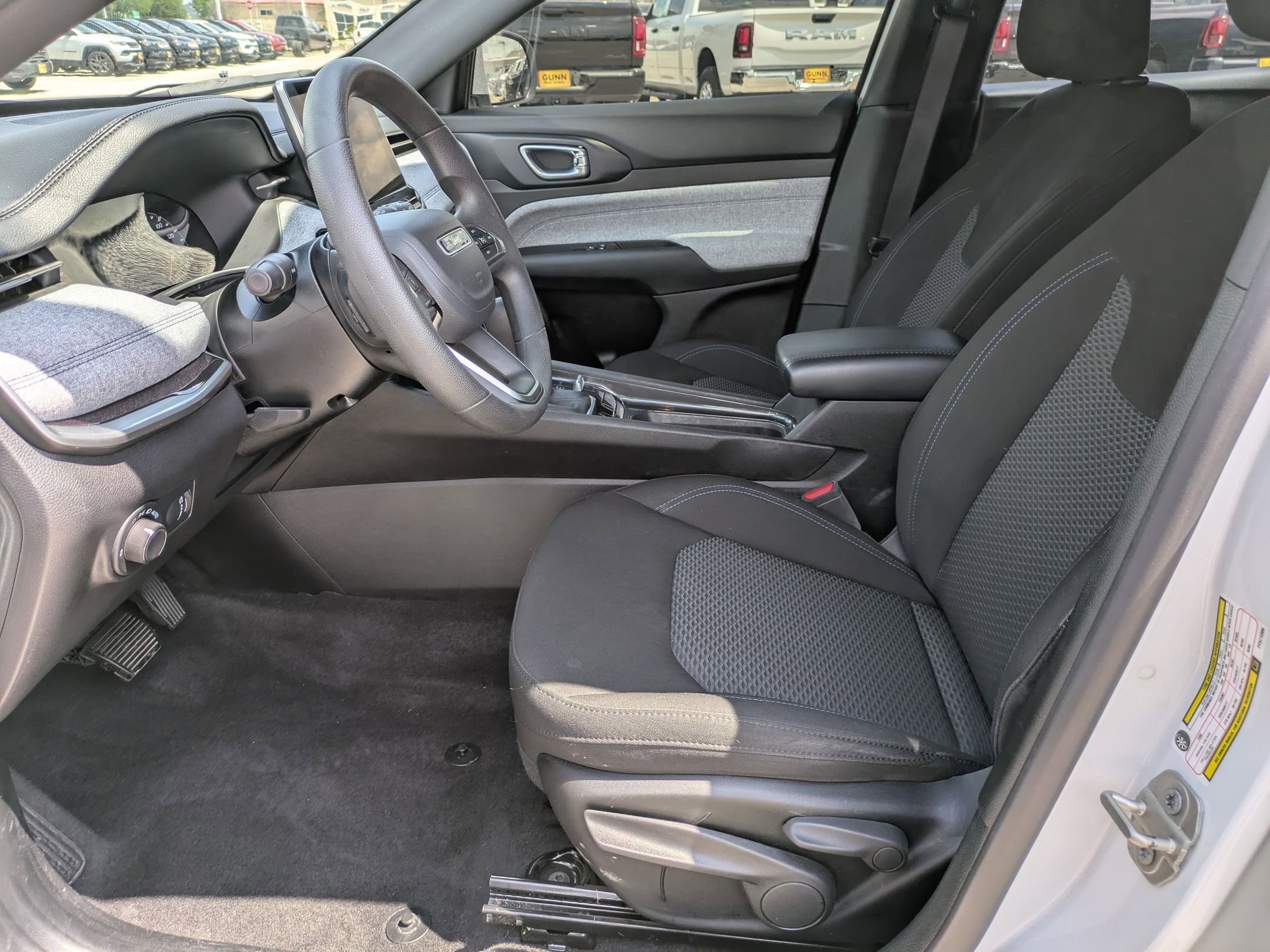 Used 2023 Jeep Compass Sport image 9