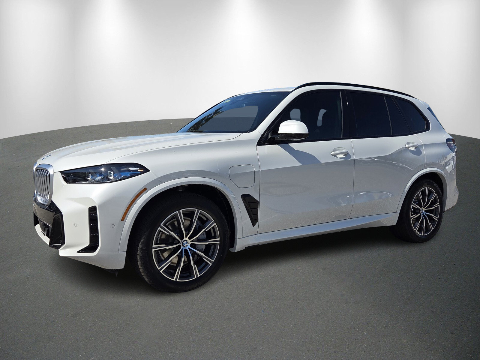 New 2026 BMW X5 xDrive50e w/ M Sport Package AWD/4WD image 3