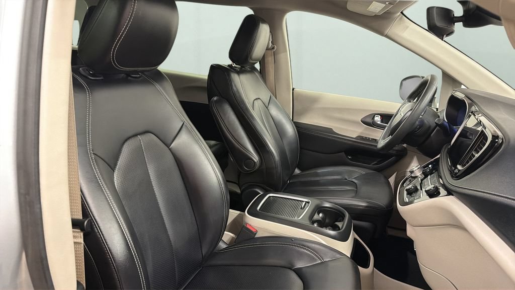 Used 2023 Chrysler Pacifica Touring-L FWD image 9